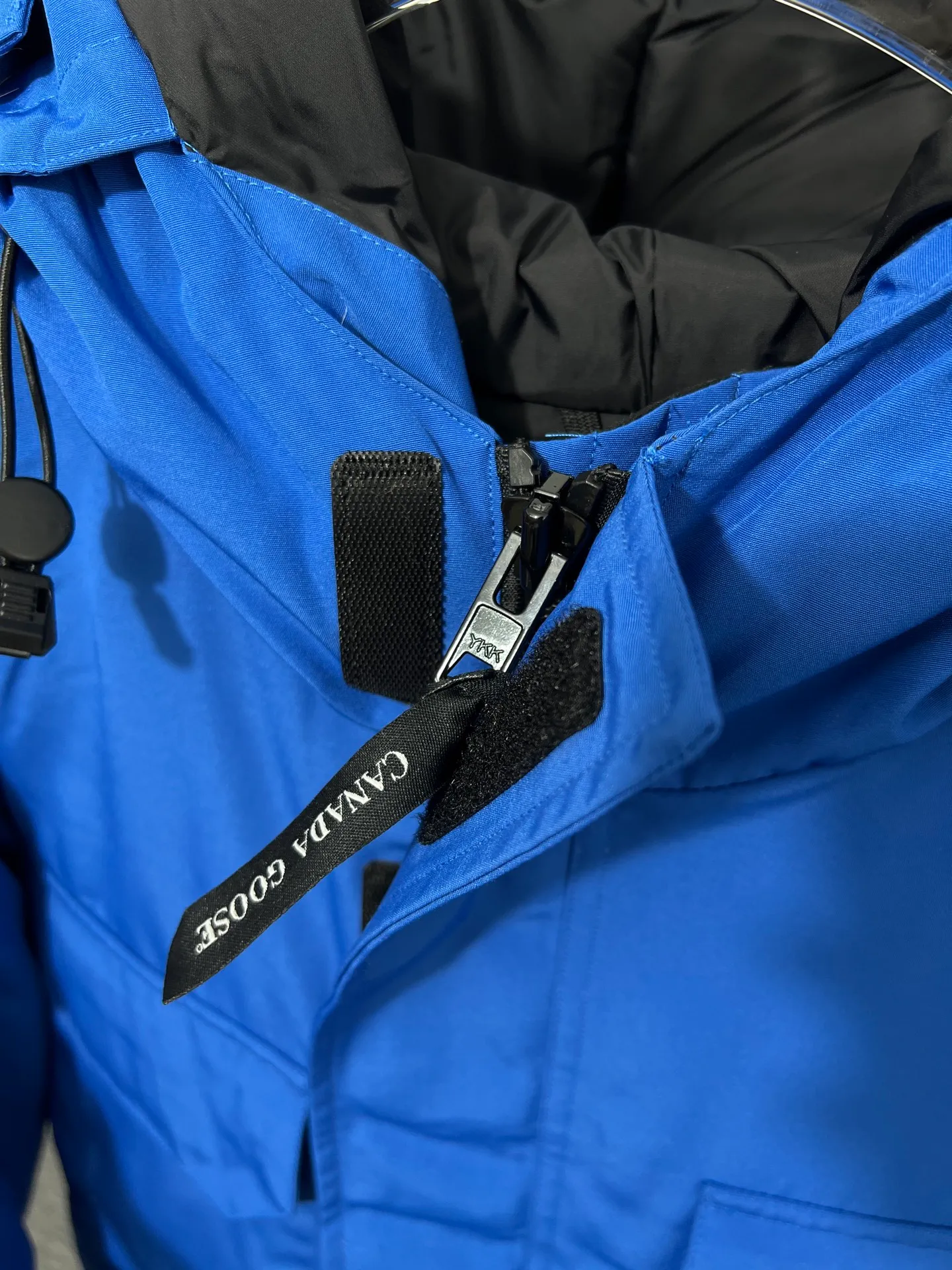 P780 🆕 Top original version, supports chip sensor with handbag 𝗖𝗮𝗻𝗮𝗱𝗮 𝗚𝗼𝘀𝗲 / 🇨🇦 Canada Goose 08 Down Jacket ⚠️ Partners who have been cooperating with us in the past few years know that no matter what is produced outside, our pure genuine trading company ships ❗️ After the test of time, we have received rave reviews. You can compare the market products with us. If you are not satisfied, you can return it at will. You are also welcome to come to ZG to see it and then come to my home to buy‼  1⃣️ The filling is 80% white duck down, with a weight of 500g. Regarding the down content, you can feel it with your hands. Good down has no embarrassment and can be called a walking duvet! 2⃣️ The fabric is made of Feather-Light 10D waterproof coating fabric, which is made of 84.5 polyester fiber and 15.5 cotton. The surface is treated with a special Teflon protective coating produced by DuPont to prevent wind and splash water, and makes the clothing anti-pollution and long-lasting new features! 3⃣️ One-piece seamless cuffs, 13cm official length, all seals are stamped, and all the inner liner is hemmed. The overcoat means sewing all the inner liner once. On the one hand, it is to prevent the velvet from running off, and on the other hand, it can keep the stiffness of the clothes! 4⃣️ Original Yoshida Kogyo Kabushikigaisha zipper, top-grade zinc alloy electroplated zipper with the highest specifications, using precise Japanese craftsmanship, raw materials and management methods. Each zipper can withstand 100,000+ openings and closings 5⃣️ The detachable fur collar is made of top-grade imported wolf fur, which is not comparable to the loose and soft raccoon fur and fake fur on the market. It is a natural Siberian coyote fur collar. The delicate and strong feel is the sense of life that comes from the erosion of wind and frost in nature. 6⃣️ Main logo double-thread 9-needle locking stranded embroidery, electronic digital automatic embroidery, maple leaves with sharp edges. Size: XS-XXL Color: black, off-white, graphite gray, sapphire blue Dark Blue Pink Azure Graphite Gray Black Label Shoulder Width Chest Sleeve Length Clothes Length Recommended Weight kg 67 87 80-90 2XL 58 136 69 89 90-105